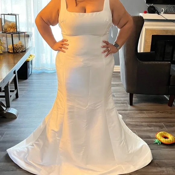 NWT Private Label Satin Wedding Dress with Train and Buttons - Picture 6 of 6